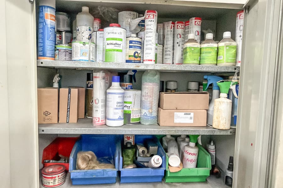 Inhalt von 3 Regalebenen: Verbrauchsmaterial, angebrochen